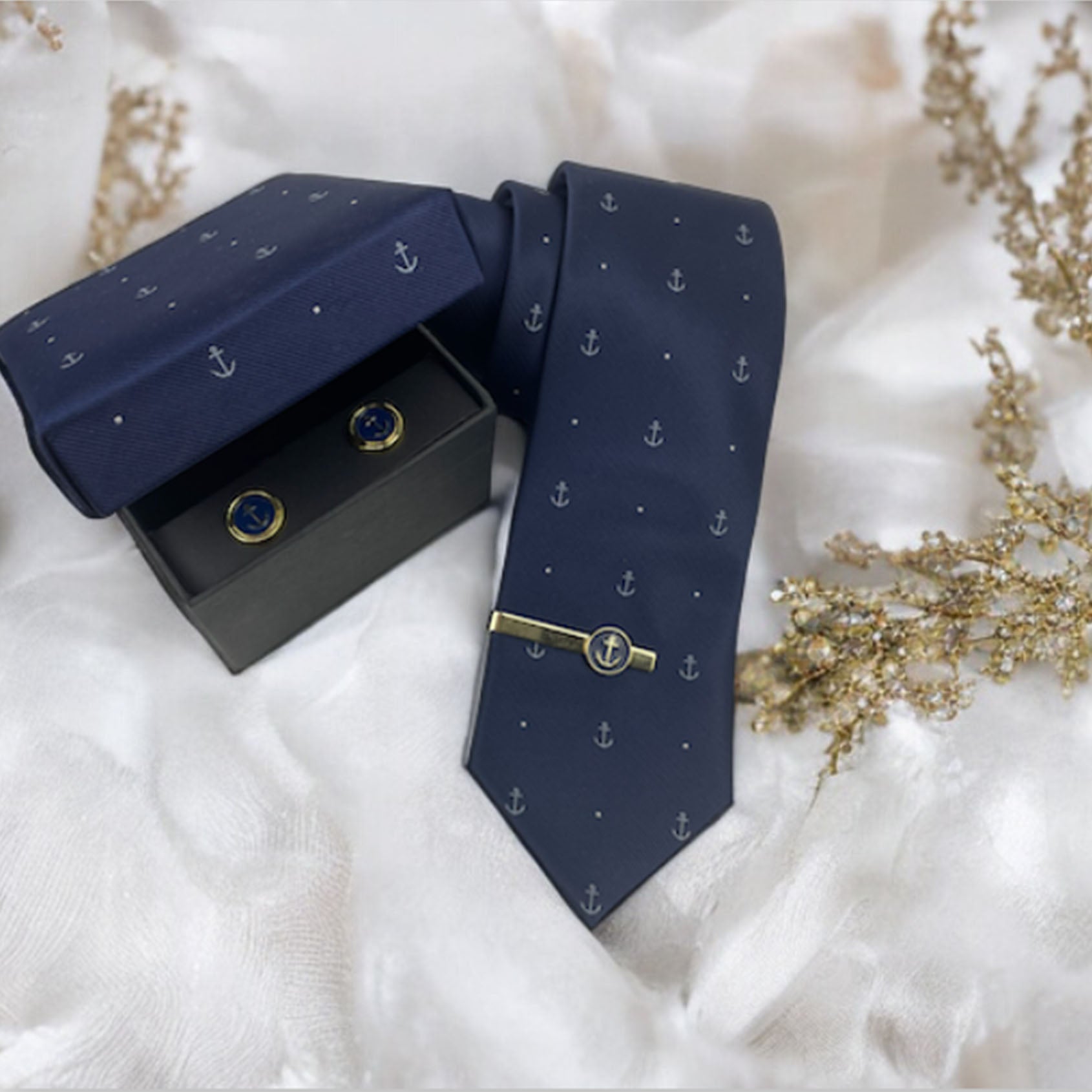 Marinefarbenes Geschenkset mit Krawattennadel, Krawatte und Manschettenknöpfen