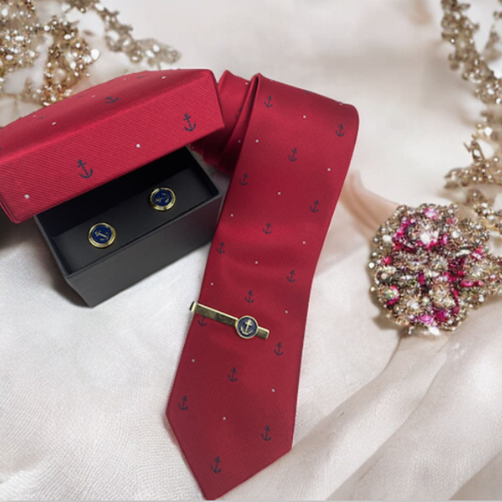 Rotes Geschenkset mit Krawattennadel, Krawatte und Manschettenknöpfen